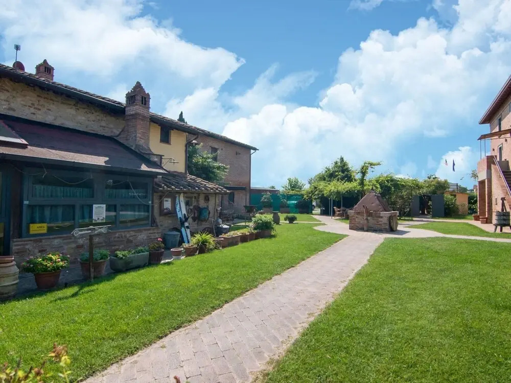 Farmhouse by Lake Trasimeno with Pool