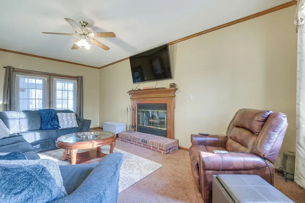 Lovely Fayetteville Home: Deck & Fireplace!