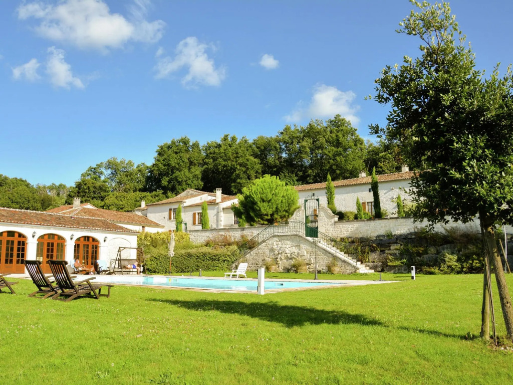 Luxorious Mansion in Saint-Preuil with Sauna