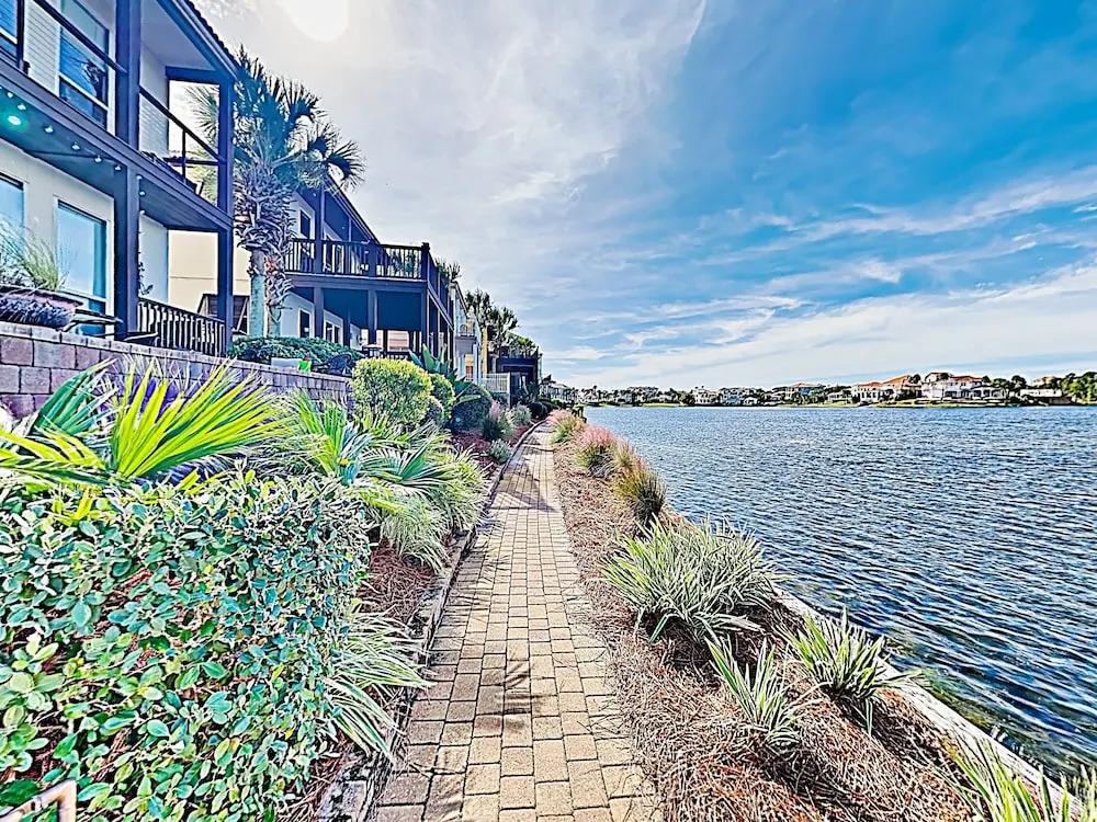 New Listing! Destiny Beach On Lake W/ Pool 2 Bedroom Duplex