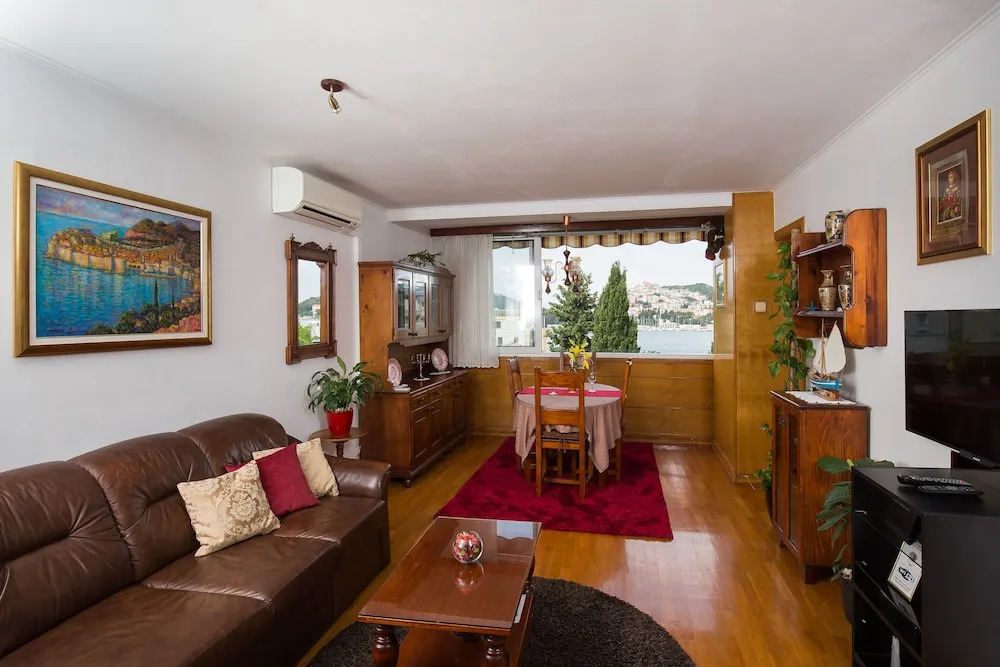 Apartment One , sea view , free parking