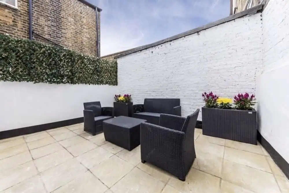 Inviting 6-bed House in London