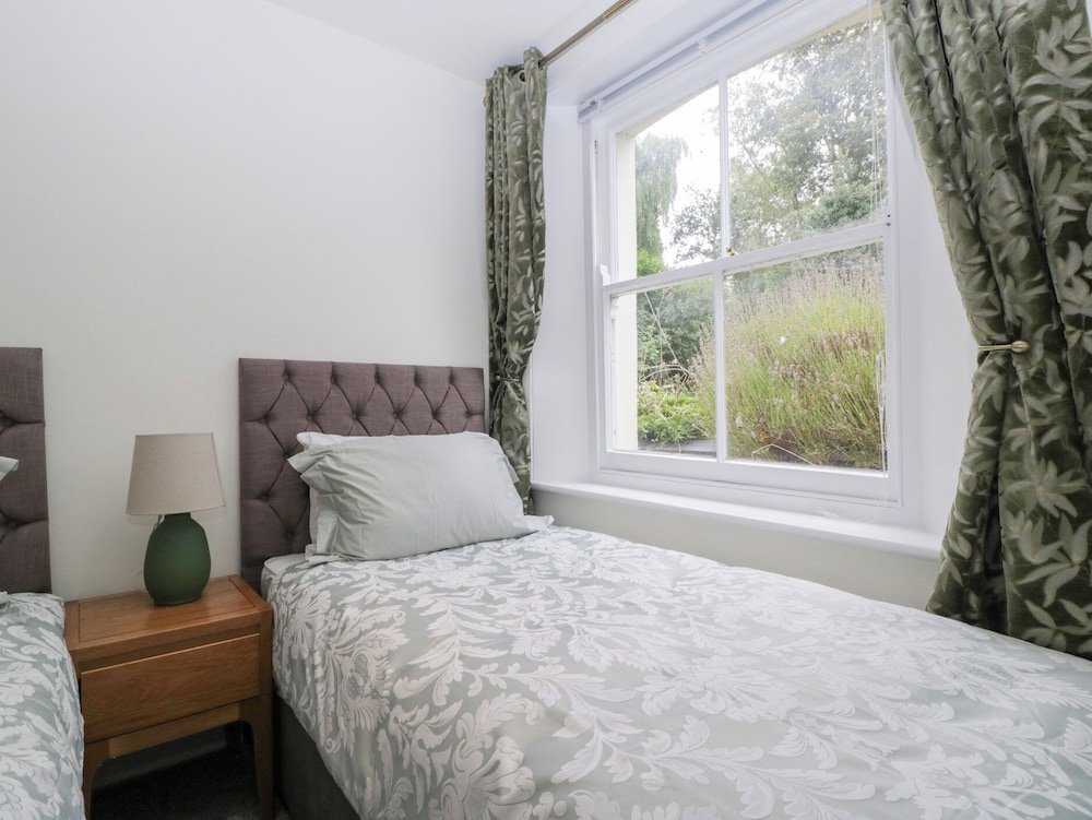 Flat 2 Battledown Grange