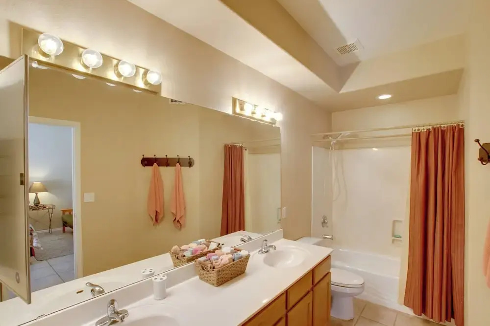 7 Mi to Mill Ave: Bbq-ready Mesa Townhouse