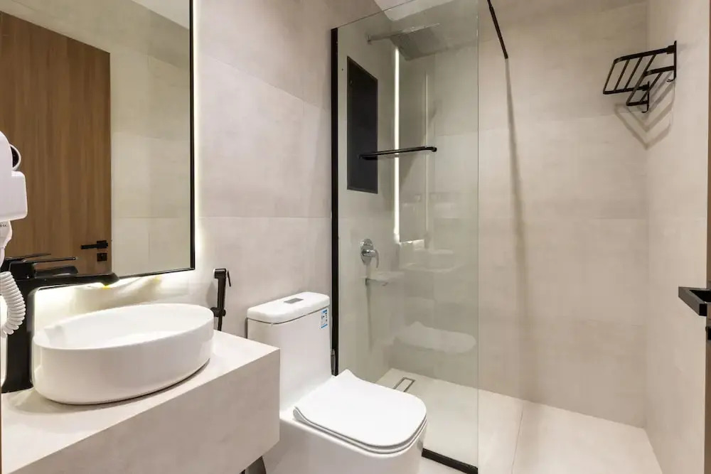 Spacious Designer Three Bedroom Home in Almadinah