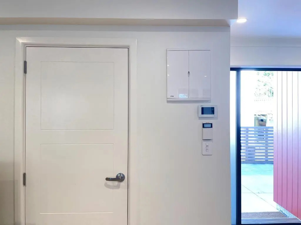 NO PARTY ALLOWED, Entire Brand New 3 bedroom townhouse, free unlimited fibre wifi and free parking