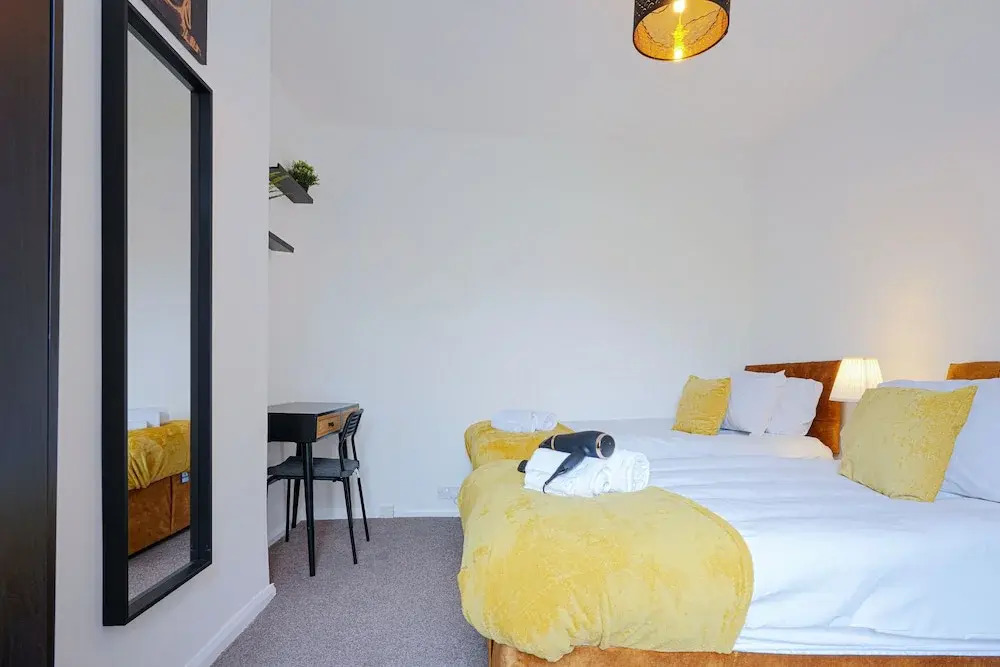 5 Bed House - Sleeps 10 - Parking - Wifi