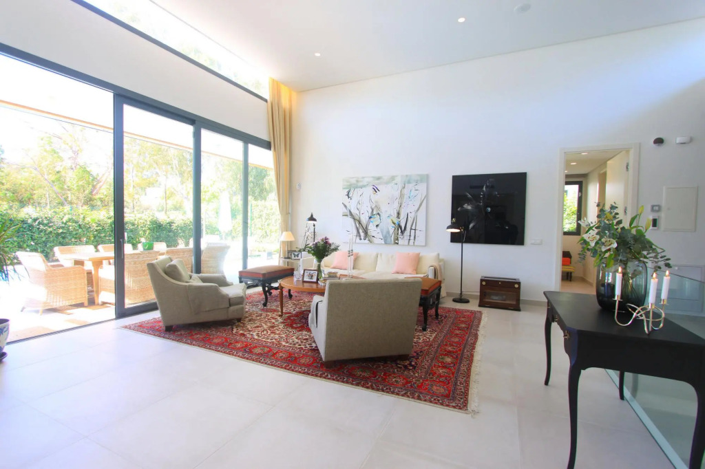 2223 - New modern Villa with Pool and Garden