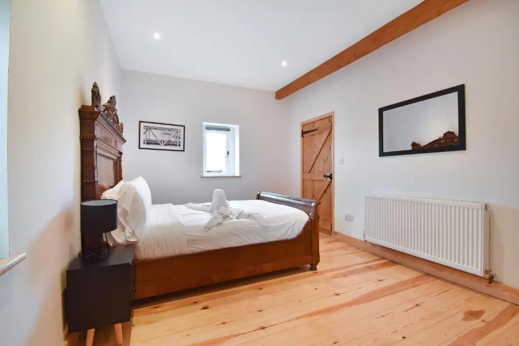 5 Bed Barn Conversion - with private hot tub