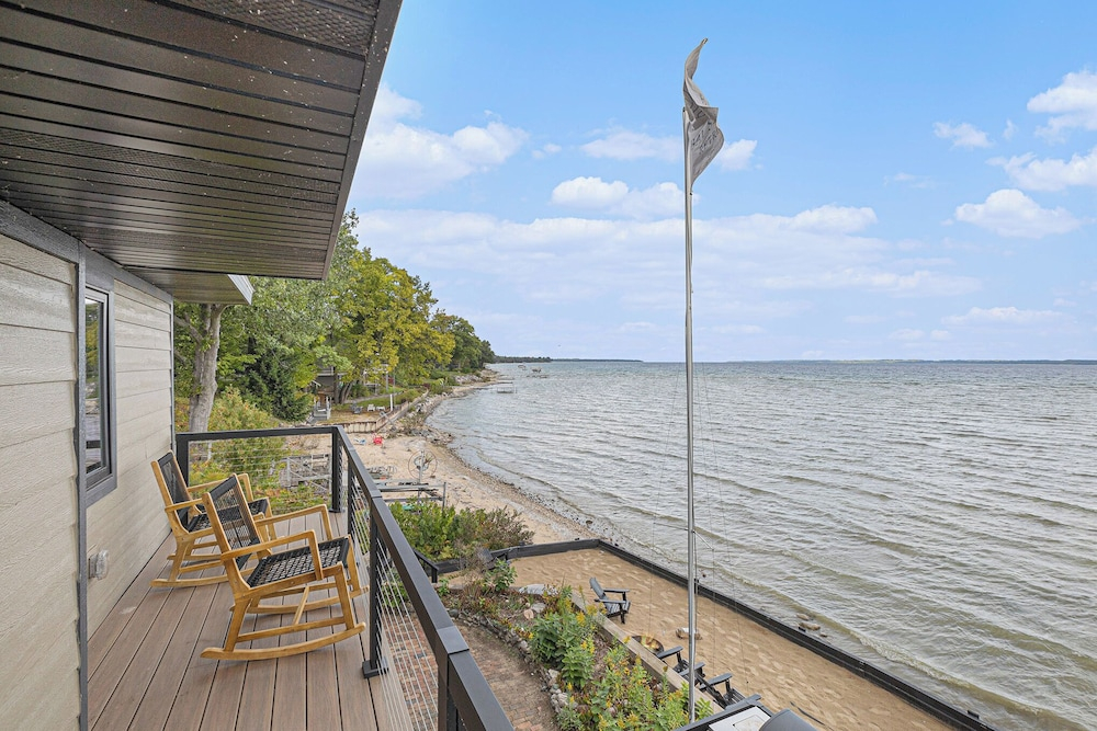Waterfront Retreat on West Bay w Hot Tub, Games & More! 7345