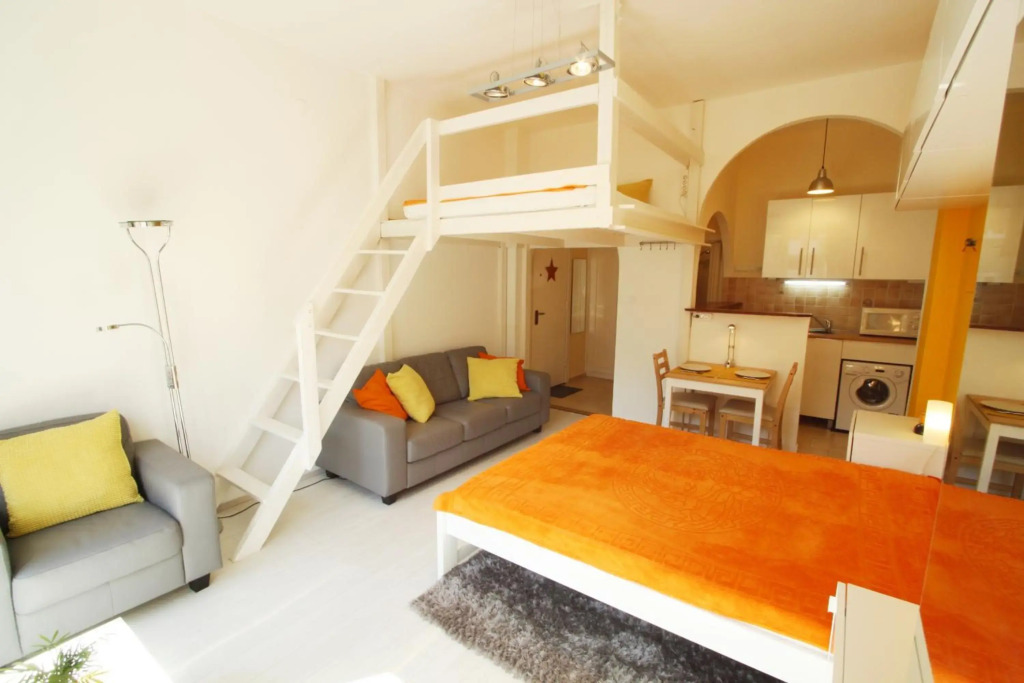Sunny Studio with Balcony in Party District