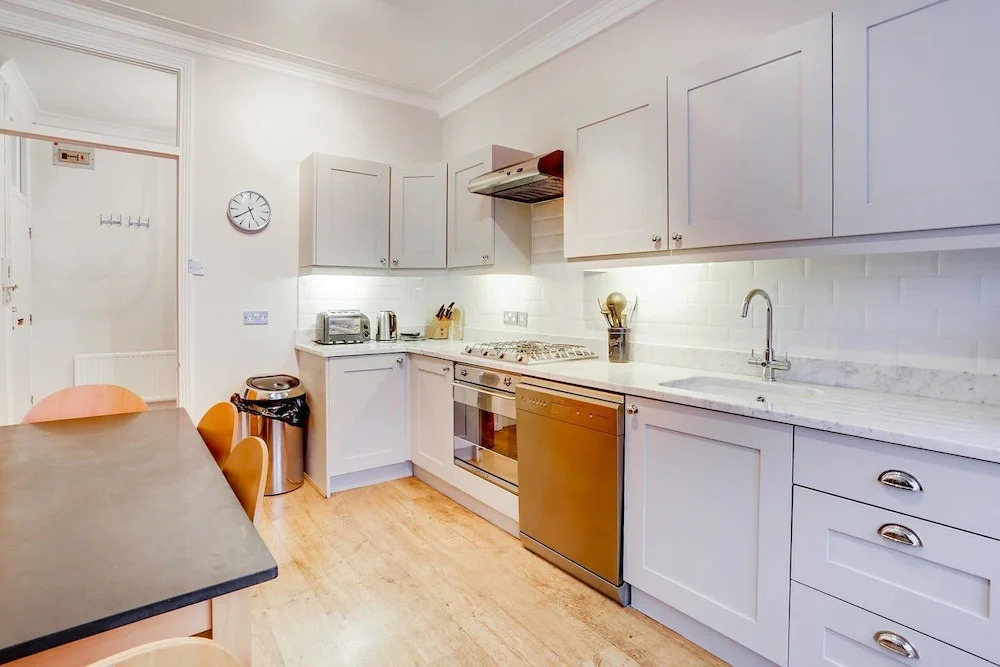 Fulham Large 1 bed Flat in Charming Building