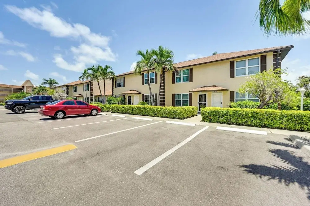 Marco Island Townhome: 2 Mi to Beaches!