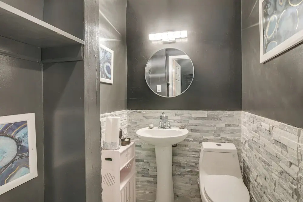 1 Mi to Graceland: Quiet Home w/ Private Yard