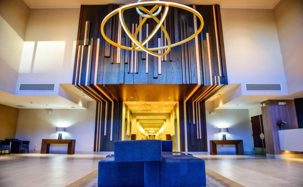 Crowne Plaza Dulles Airport by IHG