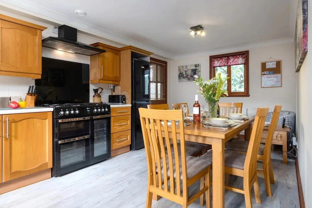 Cottage With hot tub in Garden, No Deposit
