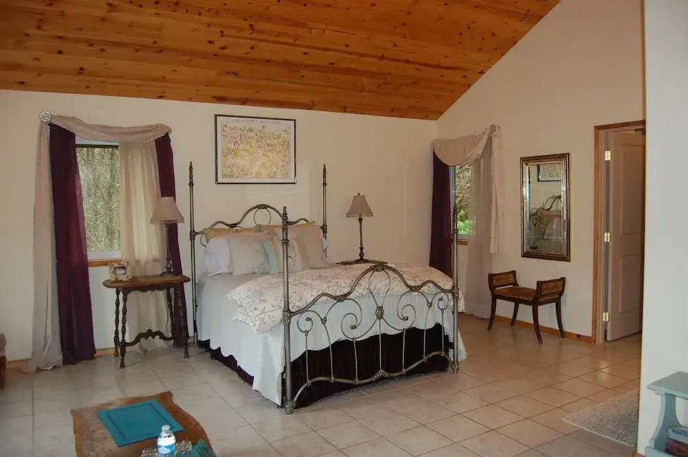 Stone Crest Cellars B & B