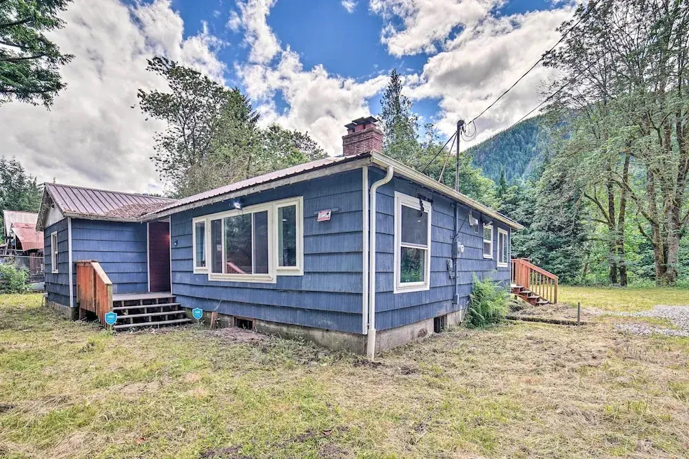 Mtn-View Deck & Fire Pit: Modern Gold Bar Escape