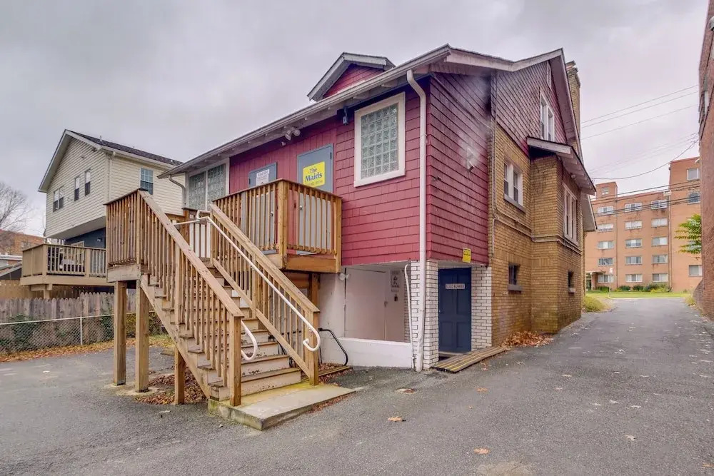 Easy Metro Access: Wfh-friendly Apt 7 Mi to DC!