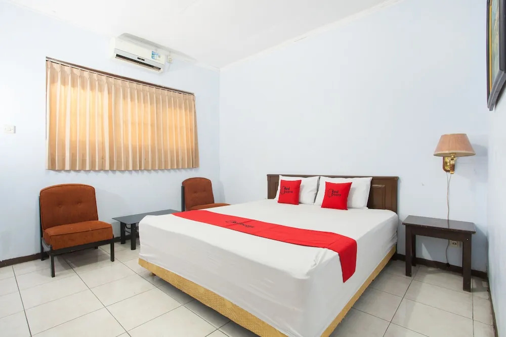 RedDoorz near Plaza Araya