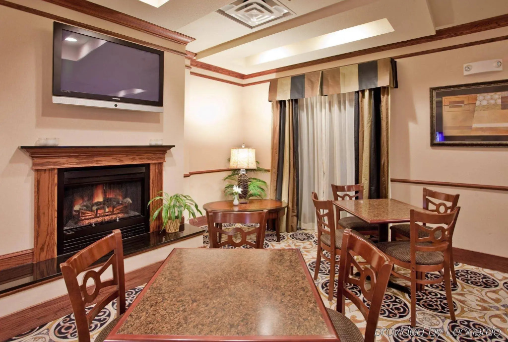 Holiday Inn Express Hotel & Suites McPherson by IHG