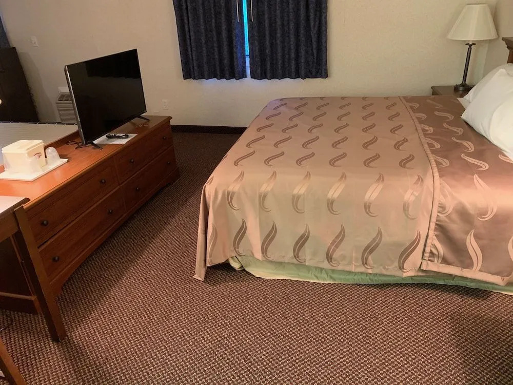 Lomira Inn and Suites