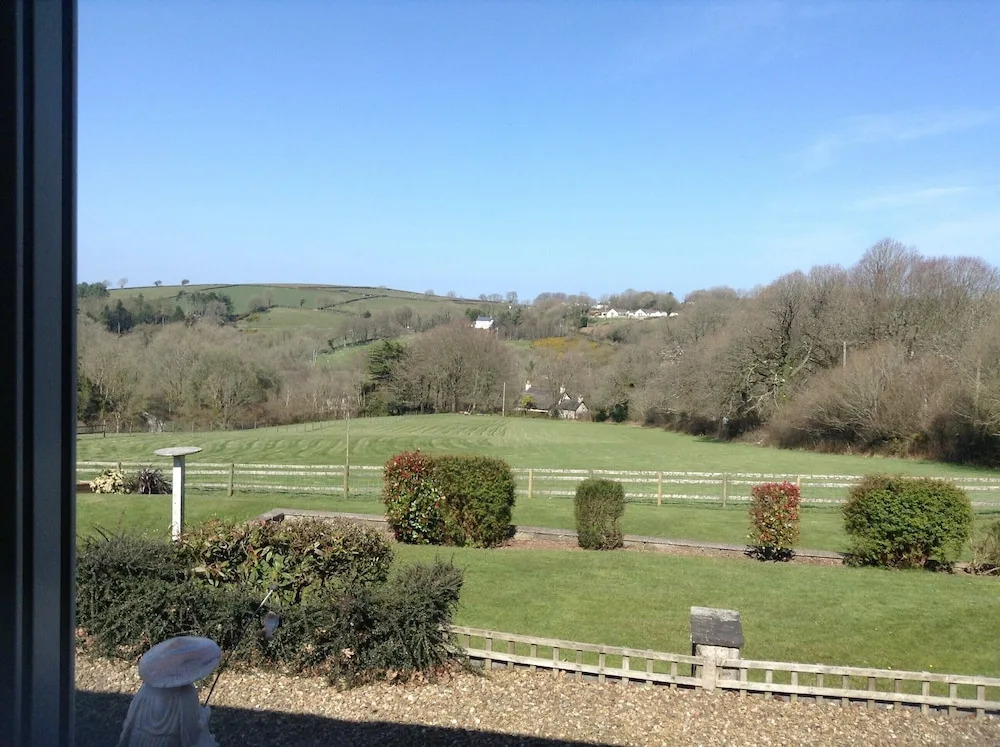 3 Bed Cottage-Sleeps 6-Garden-Hot Tub-Games Room