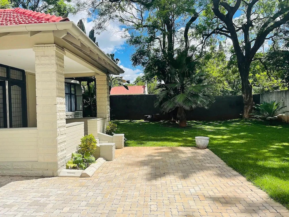 Contemporary 2 bed in Suburbs - 2081