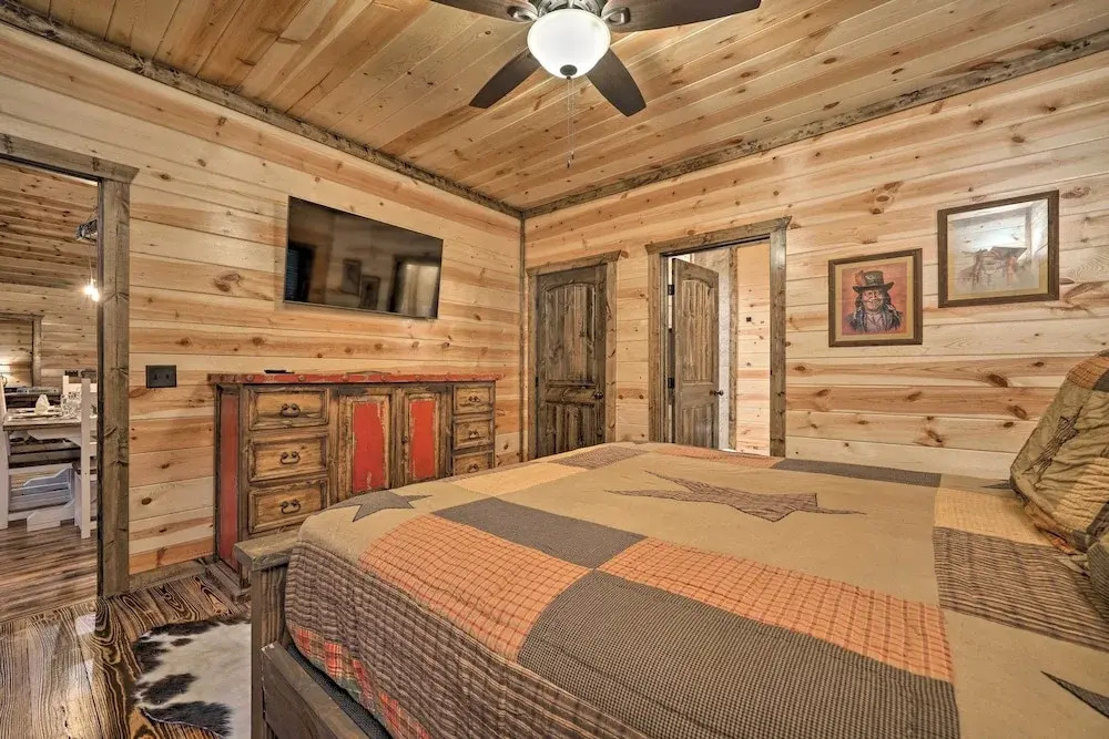 Broken Bow Cabin: Deck w/ Hot Tub & Pool Table