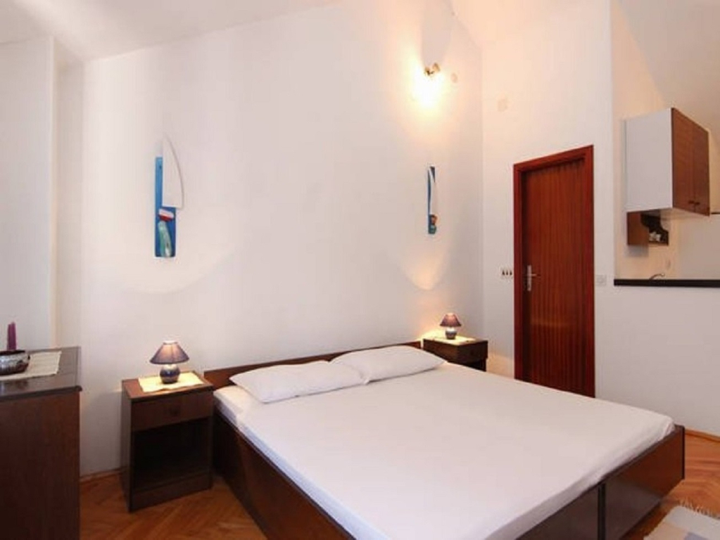 Studio apartment Mat - in a cosy stone house: SA3 Bol, Island Brac