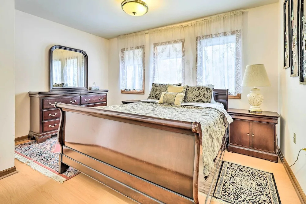 Hot Tub + Deck: Pet-Friendly Poconos Getaway