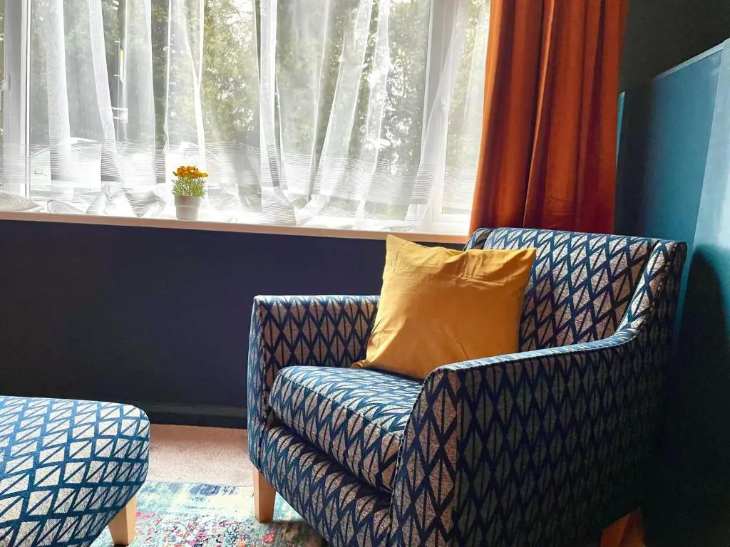 Stunning & Stylish 2 Bedroom Apartment! - 5 Minute Walk to the Best Beach! - Great Location - FREE Parking - Netflix - Fast WiFi - Smart TV - Newly decorated - sleeps up to 4! Close to Bournemouth & Poole Town Centre & Sandbanks
