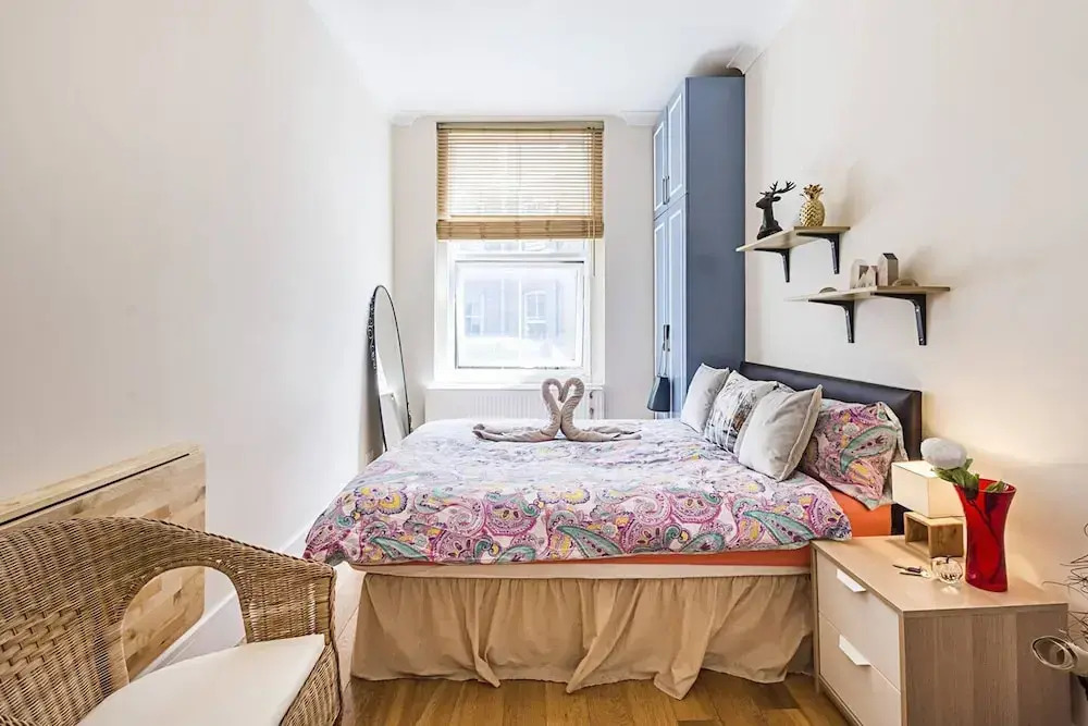 Private Homely Bedroom in Kensington R2
