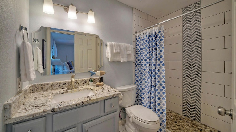 Private Pool, Large Yard, Game Room, Balcony South By Sunkissed by Avantstay