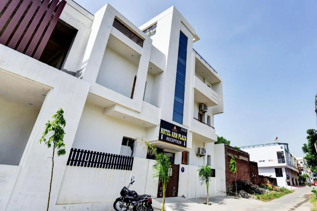 OYO 82184 Hotel Arn Plaza
