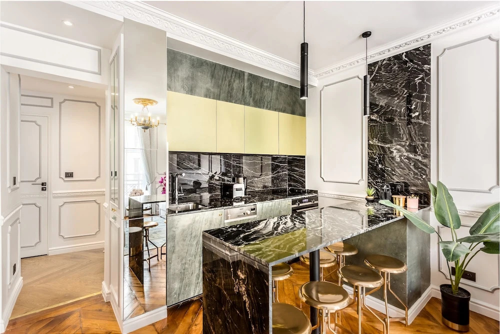 Luxury 2 bedroom 2.5 bathroom Louvre