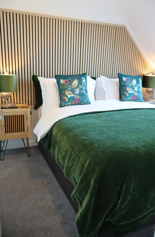 THE HIDEAWAY - LUXURY SELF CATERING COASTAL APARTMENT WITH PRIVATE ENTRANCE - JUST A FEW MINUTES WALK TO THE BEACH with FREE PRIVATE OFF ROAD PARKING