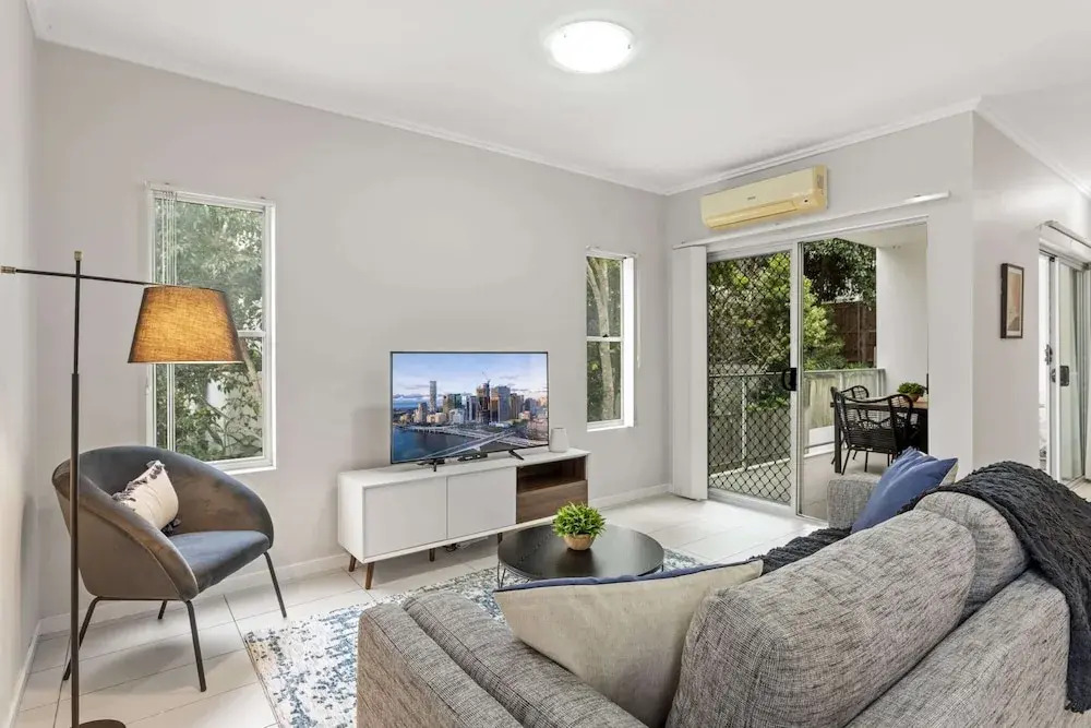 Central Cosy 2-bed With Pool and Near QUT & CBD