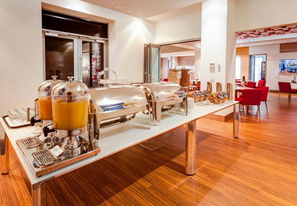 Mantra Charles Hotel