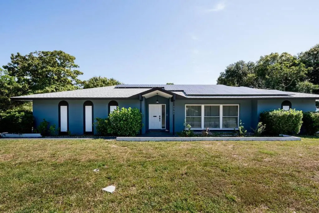 Elegant Heated Pool Home 12 minutes to the beaches of Anna Maria Island and IMG Academy