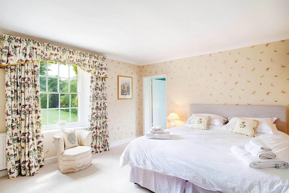 Secluded country house gem with swimming pool & tennis court