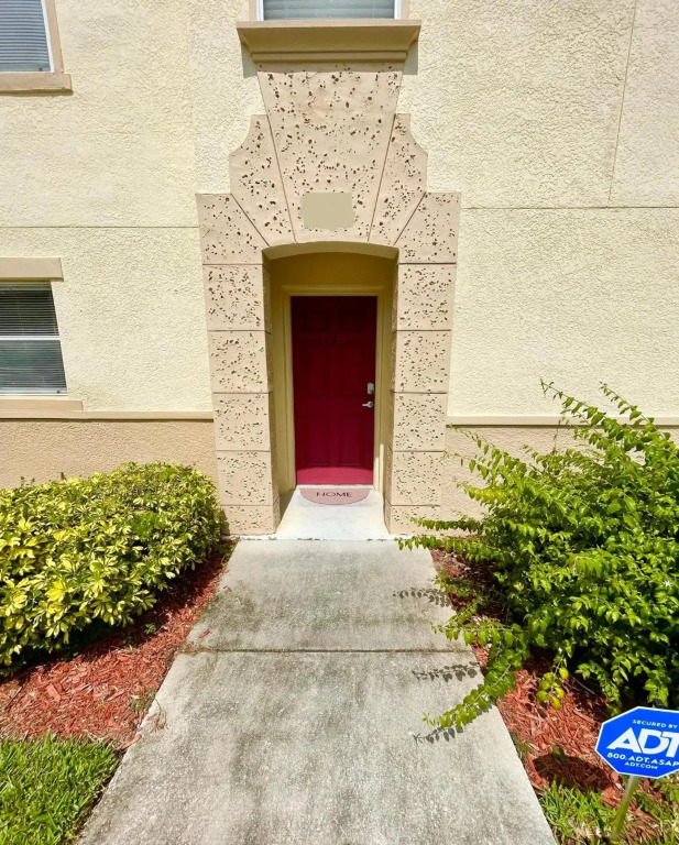 Entire Cozy 4 bed 3 bath Townhome near Disney!