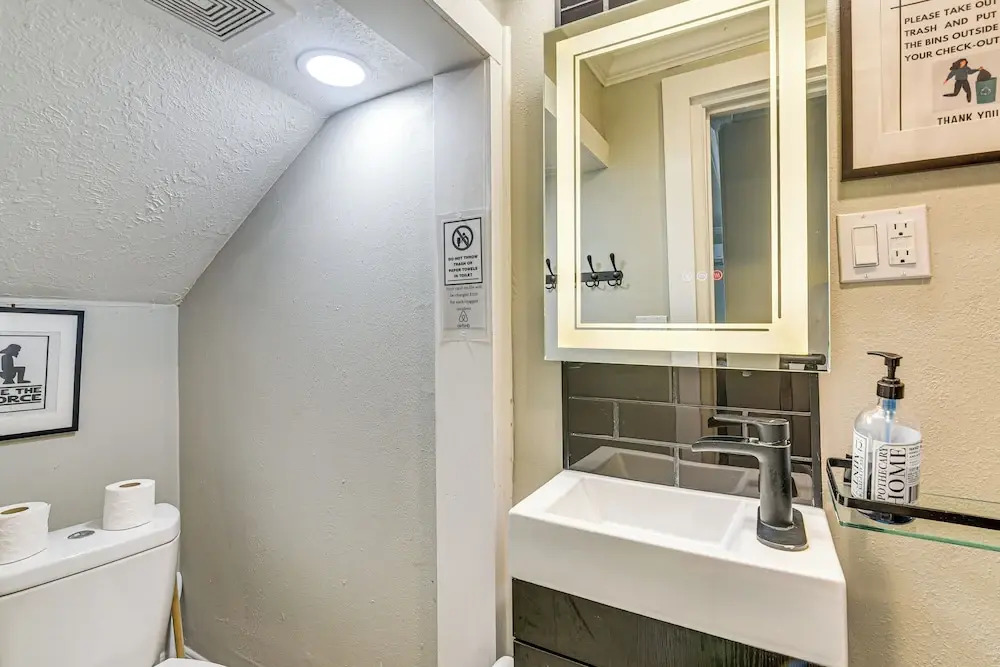 Walk to Shops & Dining: Modern Houston Apt!