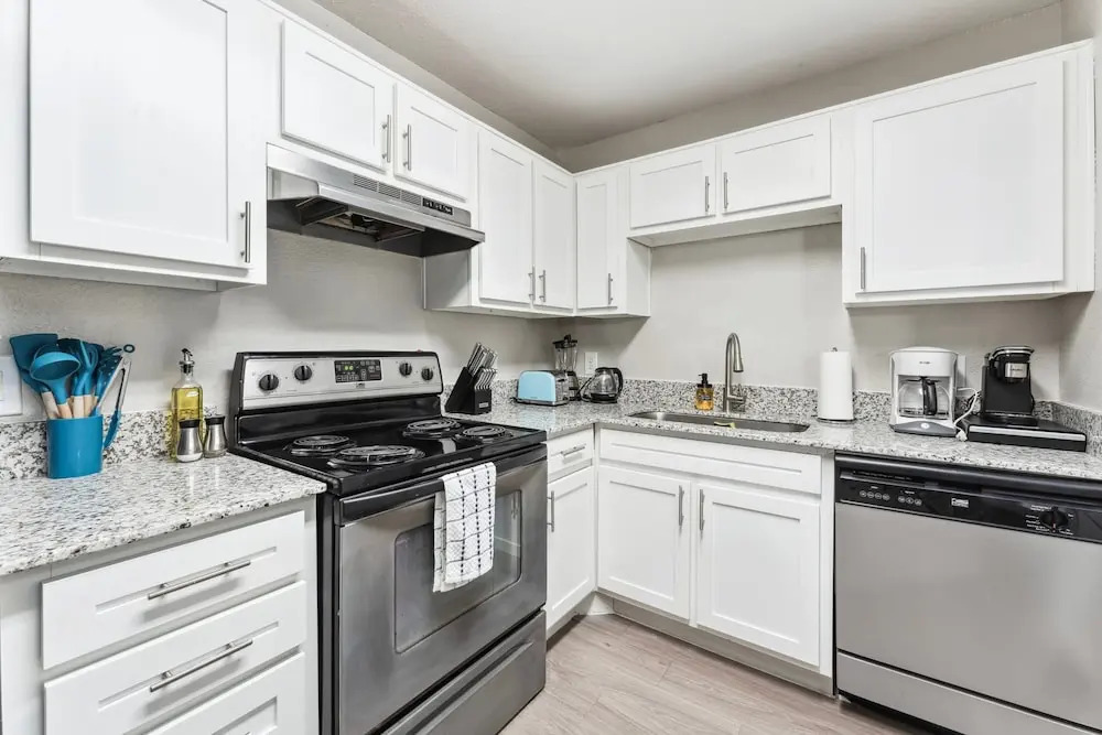 Cozy Chic 2BR King Suite w Gym Pool Close to DT