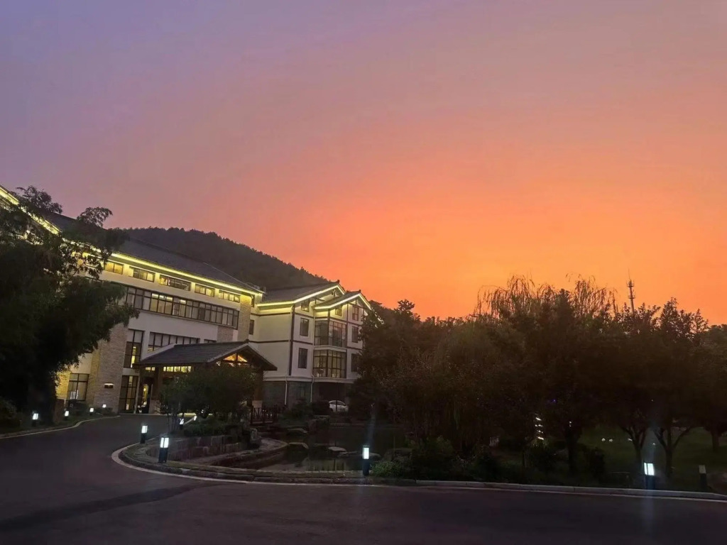 Yixing Eastluus Hotel