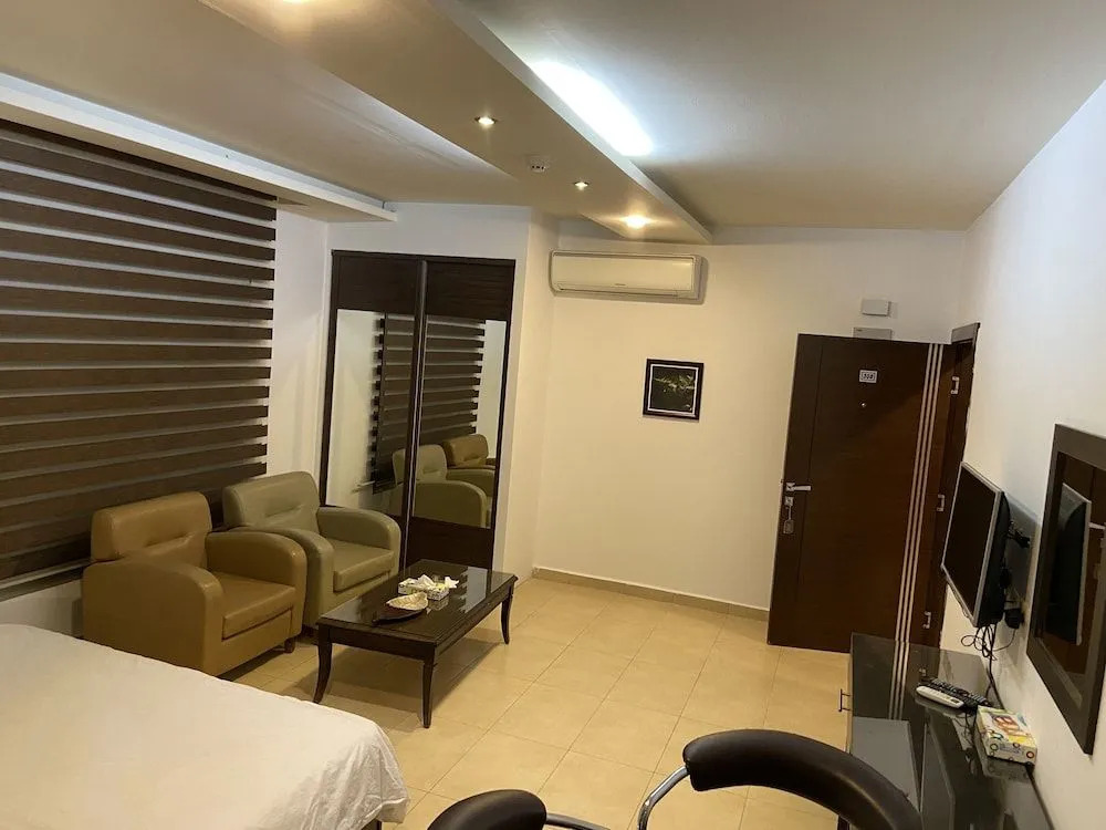 7 Days Hotel
