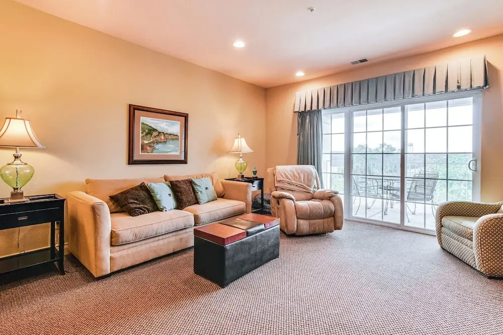Branson Condo w/ Pool Access & Views, 3 Mi Dtwn!