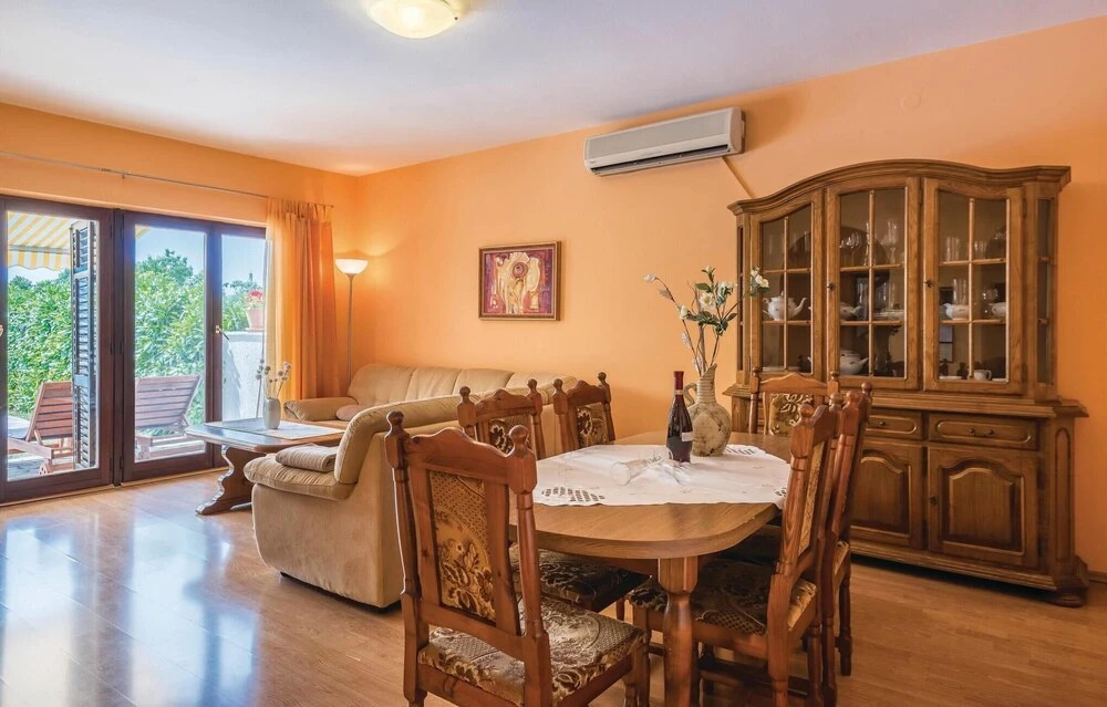 Amazing Home In Liznjan With Kitchen