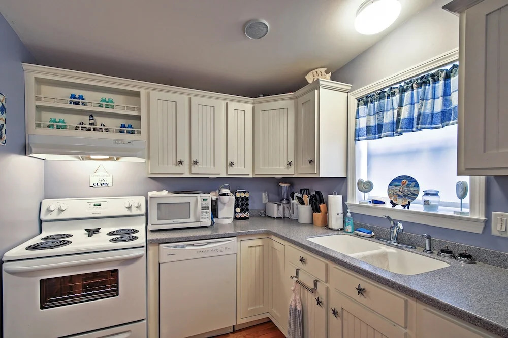 Wells Beach Cottage w/ Pool Access ~ 1 Mi to Coast