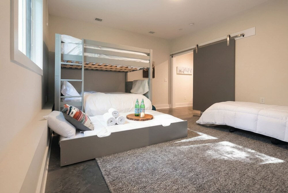 Downtown Luxury - 10 Beds Free Parking